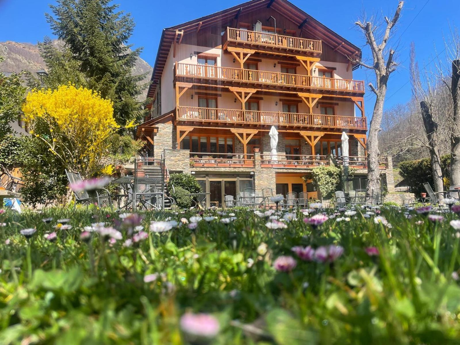 Hotel Estanys Blaus Tavascan Exterior photo